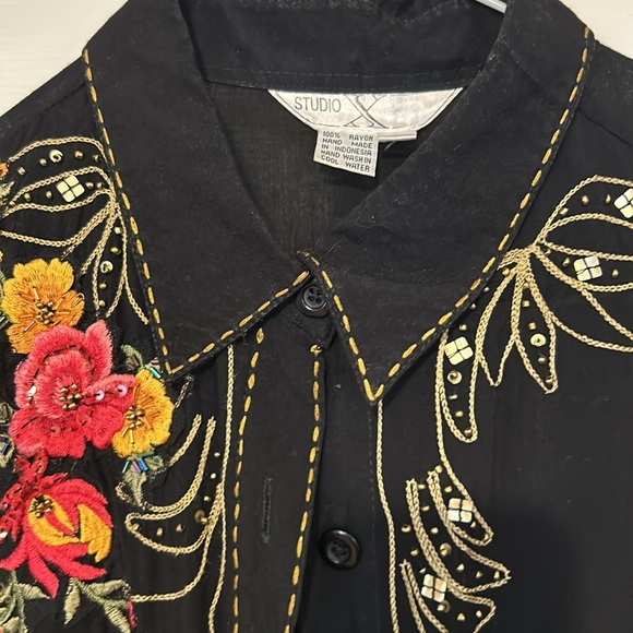 Studio X shirt that comes a bit longer over ur bottom - Picture 4 of 4